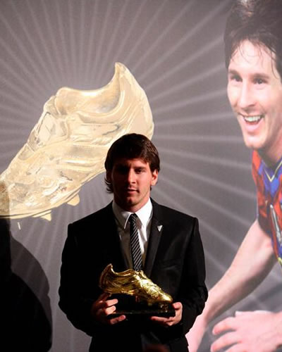 El argentino del FC Barcelona, Lionel Messi, posa con la Bota de Oro que le acredita como máximo goleador de las Ligas Europeas en la pasada temporada. Foto: EFE