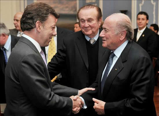 El presidente de Colombia, Juan Manuel Santos (i), saluda al presidente de la FIFA, Joseph Blatter (d) en Bogotá. Foto: EFE
