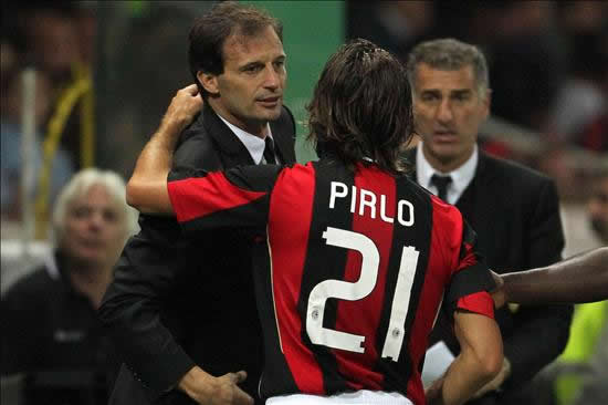 El volante Andrea Pirlo (c), del AC Milán es felicitado por su entrenador, Massimilaino Allegri (i) después de anotar contra el Parma. Foto: EFE