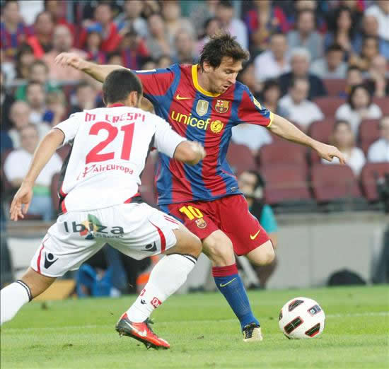 El argentino del FC Barcelona, Leo Messi (d), ante el defensor del Mallorca, Martín Crespi. Foto: EFE