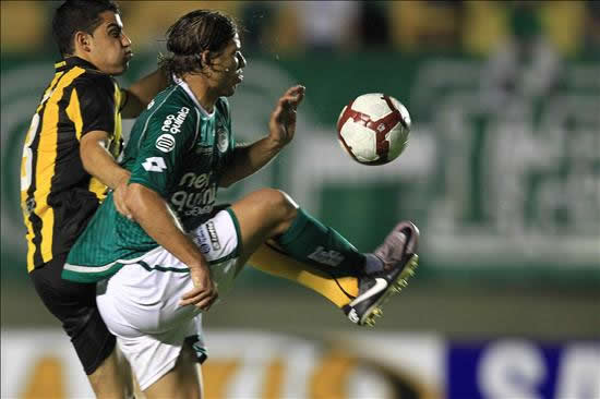 El jugador del Goias, de Brasil, Rafael Moura (d) lucha por el balón con Gerardo Alcoba, del Peñarol, de Uruguay (i). Foto: EFE