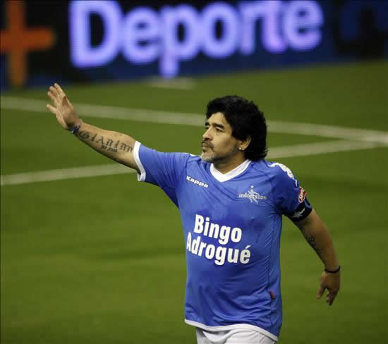 Diego Maradona saluda durante el partido en homenaje al jugador argentino Fernando Cáceres. Foto: EFE