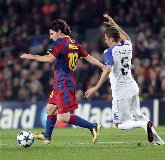 El delantero argentino del FC Barcelona, Leo Messi (i), controla el balón ante el brasileño Claudemir Domingues, del Copenhague. Foto: EFE