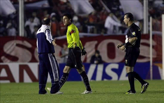 Martin Silva, arquero de Defensor Sporting de Uruguay, se retira ensangrentado tras sufrir una agresion desde la tribuna. Foto: EFE