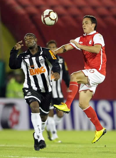 El jugador del Atlético Mineiro de Brasil Joao Dos Santos (i) disputa un balón con Luis Seijas del Santa Fe de Colombia. Foto: EFE