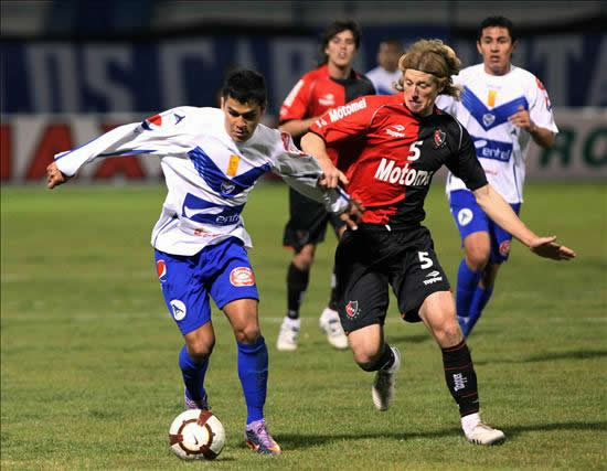 El jugador Sebatian Molina (i) de San José de Oruro disputa el balón con Mateo Diego (d) de Newell's Old Boys. Foto: EFE