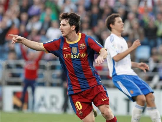 El delantero argentino del FC Barcelona Lionel Messi celebra el gol que ha marcado al Real Zarazoga, primero para el conjunto azulgrana. Foto: EFE