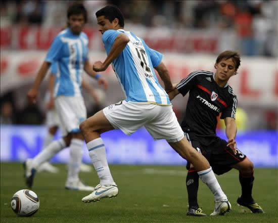 El jugador de River Plate Diego Buonanotte (d) marca a Giovanni Moreno (i), del Racing Club. Foto: EFE