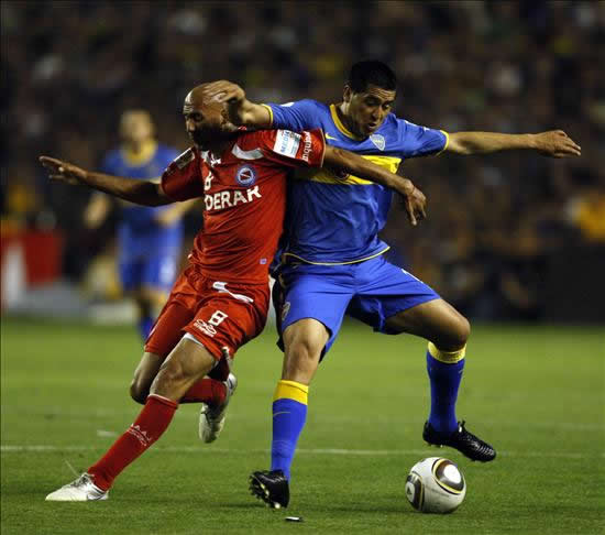 El jugador de Boca Juniors, Juan Román Riquelme (d), disputa el balón con el jugador de Argentinos Juniors, Juan Mercier (i). Foto: EFE