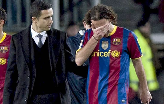 El defensa argentino del FC Barcelona, Gabi Milito (d), se retira lesionado en el encuentro de la Copa del Rey. Foto: EFE