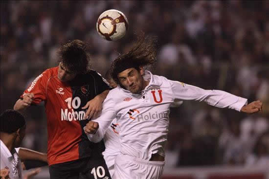 El jugador del Liga de Quito, el argentino Hernán Barco (d) disputa el balón con Mauro Fórmica (i) de Newells. Foto: EFE