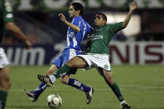 El jugador de Caio (i) Avai lucha por el balón con Doulgas (d) de Goiás. Foto: EFE