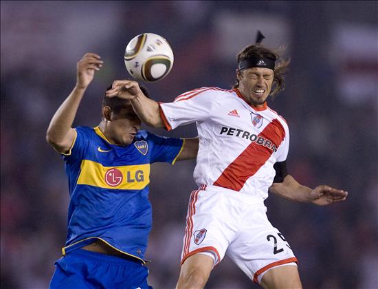 El jugador de River Matías Almeyda (d) disputa el balón con Lucas Viatri (i), de Boca Juniors. Foto: EFE