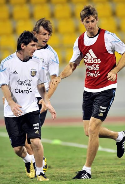 Los jugadores de la selección argentina de fútbol (de izquierda a derecha) Lionel Messi, Gabriel Heinze y Mario Bolatti, durante el entrenamiento de su selección en el Qatar. Foto: EFE
