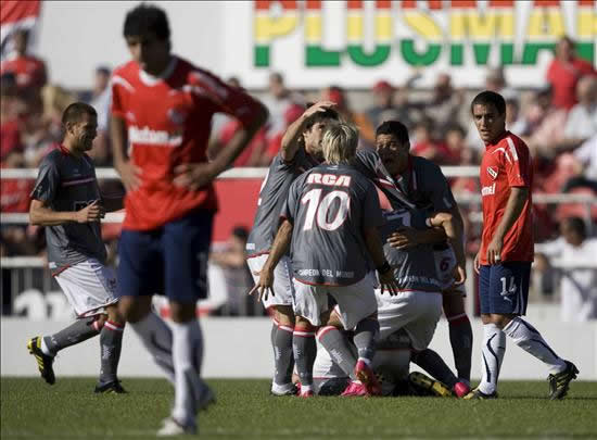 Jugadores de Estudiantes de La Plata celebran el gol convertido por Juan Pablo Pereyra contra Independiente de Avellaneda. Foto: EFE
