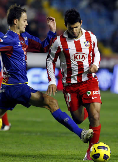 El defensa del Levante Victoriano Rivas "Nano" (i) intenta arrebatar el balón al delantero argentino del Atlético de Madrid Sergio Leonel Agüero. Foto: EFE