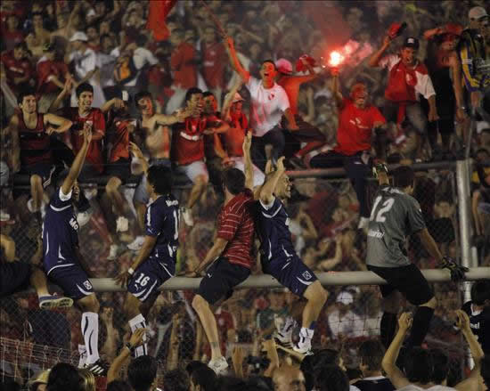 Jugadores de Independiente celebran junto con sus aficionados después de vencer a Goias. Foto: EFE