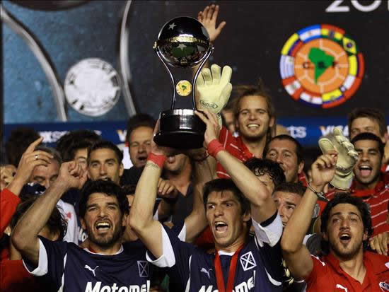 Los jugadores de Independiente celebran con el trofeo después vencer al Goias. Foto: EFE