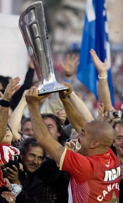 El capitán de Estudiantes de la Plata, Juan Sebastián Verón, levanta la copa del Torneo Apertura. Foto: EFE