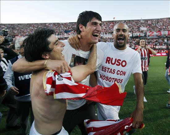 El capitán de Estudiantes de la Plata, Juan Sebastián Verón (d), y Rodrigo Braña (i) celebran la obtención del Torneo Apertura. Foto: EFE