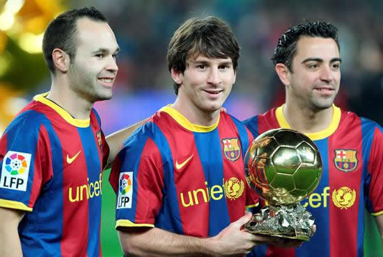 Leo Messi junto a sus compañeros del FC Barcelona, Iniesta y Xavi. Foto: EFE