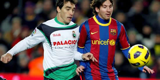 El delantero argentino del FC Barcelona Leo Messi (d) lucha el balón con el defensa Francisco Pérez, del Racing/. Foto: EFE