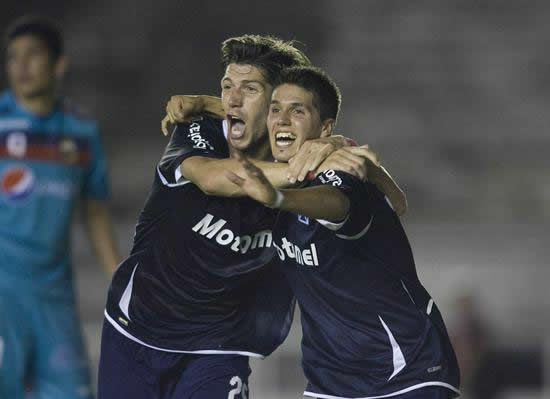 Los jugadores de Independiente, Carlos Matheu (i) y Patricio Rodríguez (d), celebran el segundo gol ante Deportivo Quito. Foto: EFE