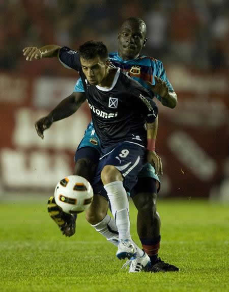 El jugador de Deportivo Quito, Eduardo Castillo (atrás), lucha por el balón con Matías Defederico (adelante) de Independiente. Foto: EFE