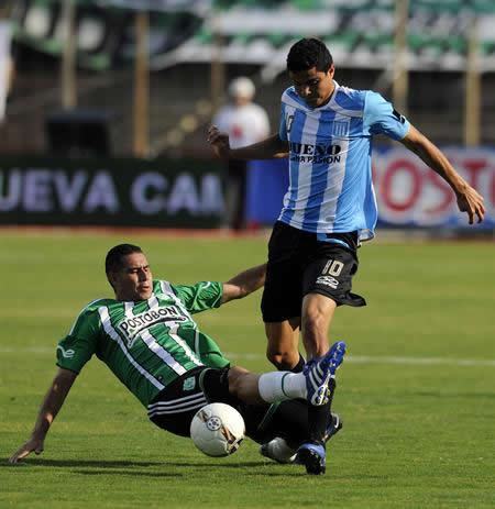 El jugador del Atlético Nacional Jhon Valencia (i) disputa el balón con el jugador del Racing de Avellaneda Giovanni Moreno. Foto: EFE