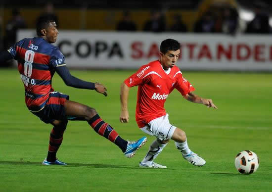 Oswaldo Mina (i) del Deportivo Quito disputa un balón con Mathias Defederico (d) del Independiente. Foto: EFE