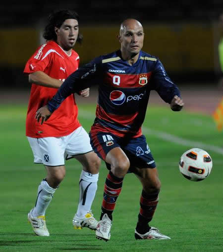 Julio Bevaqcua (d) del Deportivo Quito disputa con Lucas Mareque (i) de Independiente de Avellaneda. Foto: EFE