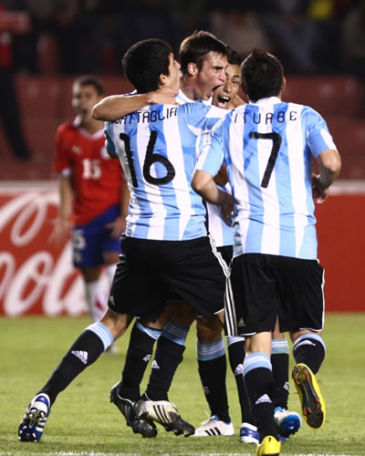 Los jugadores de Argentina celebran ante Chile. Foto: EFE