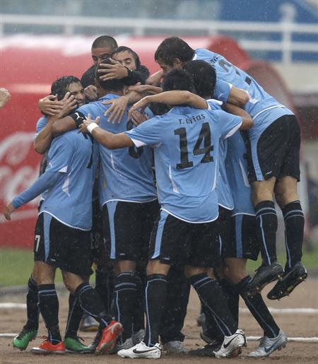 El jugador uruguayo Adrián Luna (no visible) celebra con sus compañeros. Foto: EFE