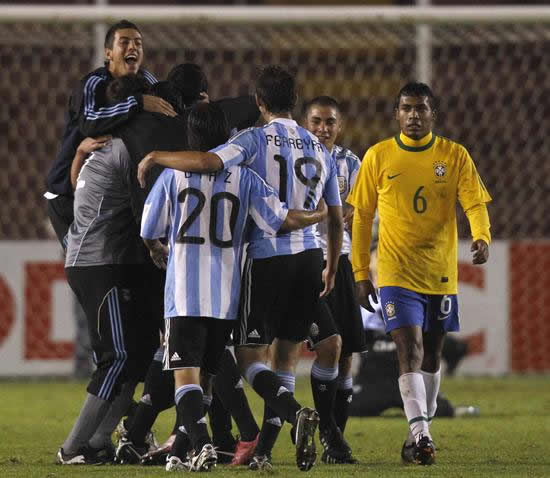 Los jugadores de Argentina celebran ante Brasil. Foto: EFE