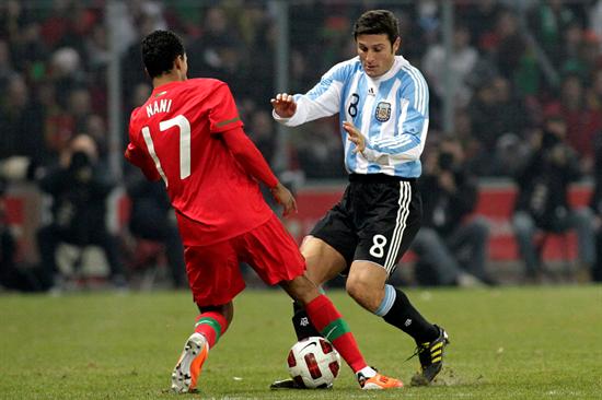 El jugador portugués Nani (i) lucha por el balón con el argentino Javier Zanetti. Foto: EFE
