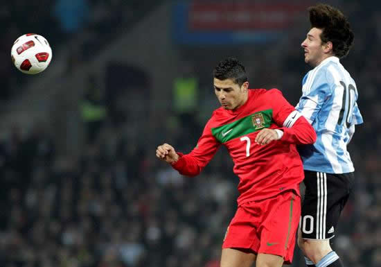 Cristiano Ronaldo (i) perdió de nuevo el duelo con Lionel Messi. Foto: EFE
