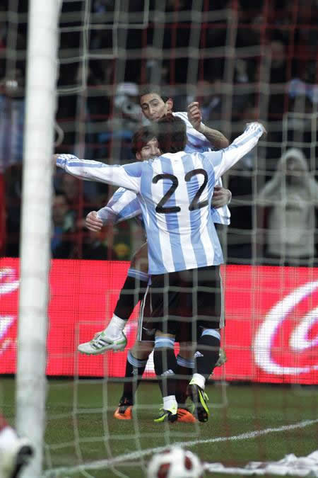 Los jugadores argentinos Ezequiel Lavezzi, Lionel Messi, y Angel Di Maria celebran un gol ante Portugal. Foto: EFE