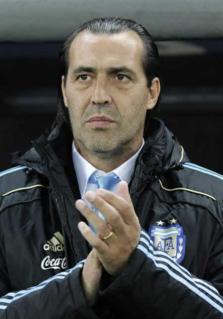 El entrenador Sergio Batista de Argentina observa el partido. Foto: EFE