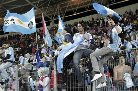 Aficionados argentinos asisten al partido amistoso disputado ante Portugal. Foto: EFE