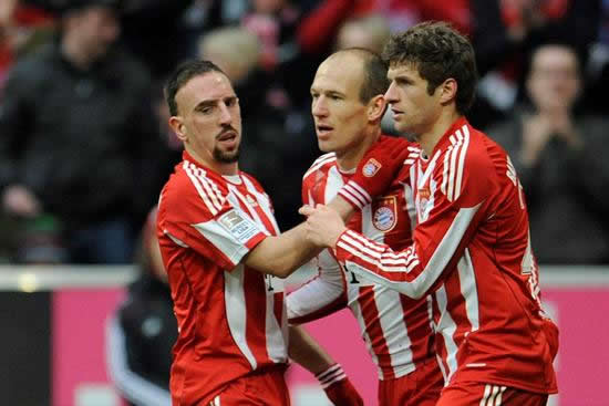 Franck Ribery del FC Bayern Munich (i) y Thomas Müller (d) felicitan a Arjen Robben (c) tras marcar el 3-0 al TSG Hoffenheim. Foto: EFE