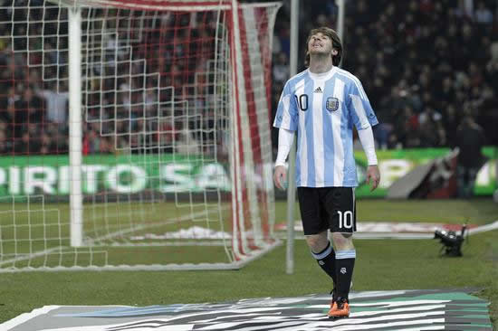 Lionel Messi se lamenta después de perder una oportunidad de gol ante Portugal. Foto: EFE