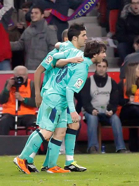 El delantero del FC Barcelona, David Villa (i), celebra con su compañero, el argentino Leo Messi, el gol marcado ante el Sporting. Foto: EFE