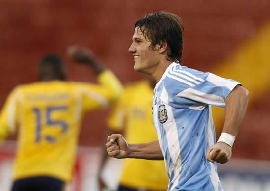 Bruno Zuculini de la selección de Argentina celebra tras anotar contra su similar de Colombia. Foto: EFE