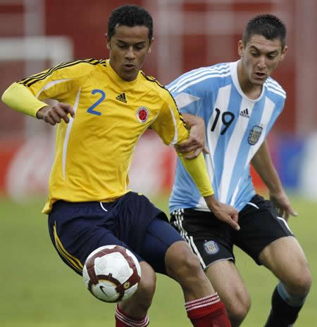 Facundo Ferreyra (d) de la selección de Argentina disputa la pelota con Luciano Ospina (i de Colombia. Foto: EFE