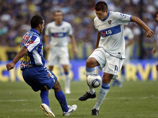 El jugador de Godoy Cruz de Mendoza Germán Voboril (i) disputa el balón frente a Juan Román Riquelme de Boca. Foto: EFE