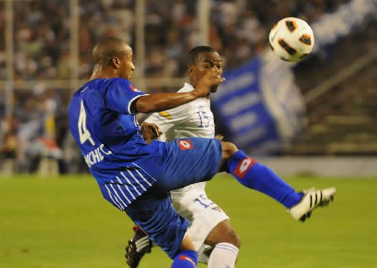El jugador de Godoy Cruz Carlos Sánchez (i) trata de controlar el balón ante la marca de Willian Araujo. Foto: EFE