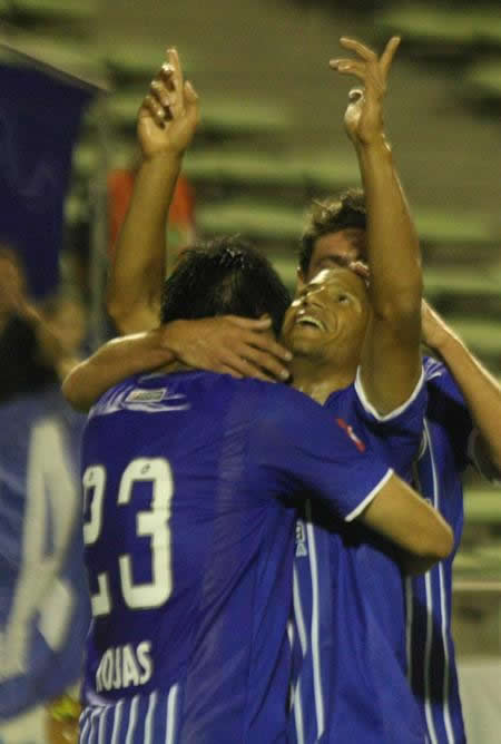 El jugador de Godoy Cruz Carlos Sánchez (c) celebra con su compañero Ariel Rojas (i) después de anotar un gol ante Liga de Quito. Foto: EFE