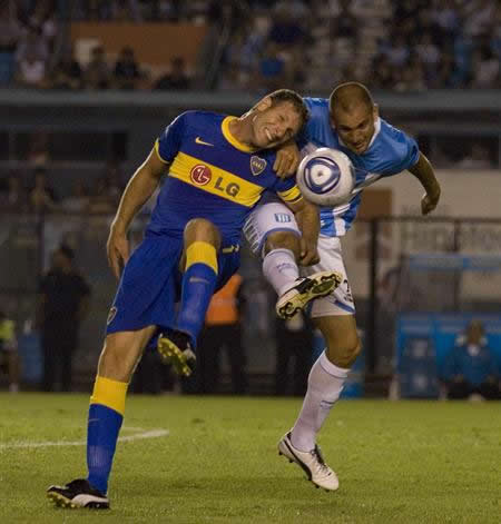 El jugador de Racing Club de Avellaneda Lucas Aveldaño (d) disputa el balón con Martín Palermo (i) de Boca. Foto: EFE