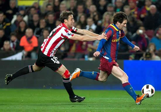 El delantero argentino del FC Barcelona Lionel Messi (d) y el centrocampista del Athletic Club Carlos Gurpegi. Foto: EFE