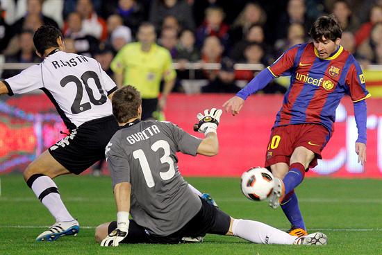El delantero argentino del FC Barcelona, Leo Messi (d), intenta batir al guardameta del Valencia, Vicente Guaita. Foto: EFE